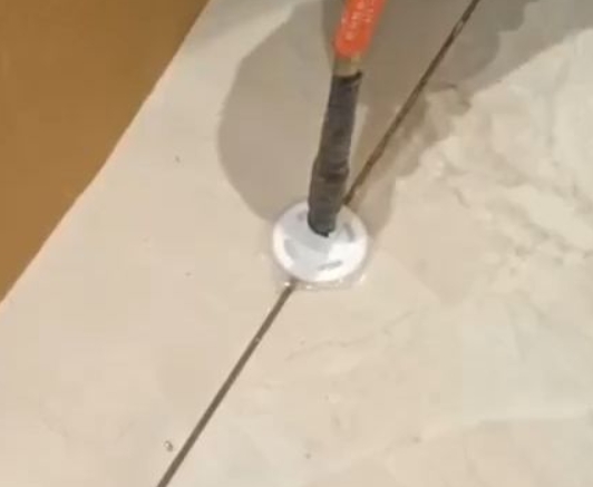 富民瓷砖空鼓维修公司专业解答瓷砖在铺贴过程中，如果没有涂抹均匀到位的粘结材料（如水泥砂浆或瓷砖胶），可能会导致以下问题